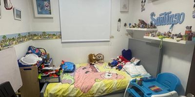 Hermosa casa de tres pisos en conjunto cerrado de seis casas,  totalmente remodelada, cuarto principal super amplio con su baño, balcon, y otros tres cuartos cómodos, sala comedor, zona de labores, cocina integral.