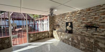 HERMOSA CASA AMPLIA DE 351 MTS DE LOTE , CINCO HABITACIONES DE LOS CUALES CUATRO CUARTOS TIENEN BAÑO PRIVADO, PARQUEADERO CUBIERTO, ESTRATO 3 BAJO 
CERCA A LA ESTACION DE TRANSMETRO, COLEGIO MARCOS FIDEL SUAREZ, IGLESIA SANTO DOMINGO, OLIMPICA, IPS,, CUENTA CON UNA TERRAZA EN EL PATIO SUPER COMODA TOTALMENTE ENCHAPADA CON KIOSKO PARA REUNIONES, CUENTA CON CAJA DE AIRE AL ALDO Y LADO