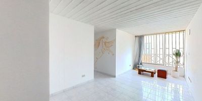 Apartamento en venta de 58 M², con vista interior, ubicado en un 5to piso (Torre 10 Apto 501), acceso por escaleras. Consta de 3 habitaciones, 2 baño, sala comedor, cocina y zona de lavandería. Tiene piso cerámico en todas sus zonas. El conjunto cuenta con parque infantil, zonas verdes y vigilancia privada las 24 horas. Cerca al centro comercial único y la 14; cerca de almacenes de cadena D1, Ara y Dollarcity; cerca a colegio Celmira Bueno Orejuela; cerca a paraderos del MIO; Vías de acceso por la carrera 1a y Calle 94.ID-39457125275
