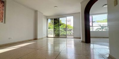 Apartamento de 143 m2, consta de sala, comedor, cocina integral, area de labores, cuarto y baño de servicio, tres habitaciones, tres baños, un parqueadero cubierto, este inmueble ofrece un ambiente amplio y luminoso ideal para disfrutar en familia.