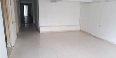 APARTAMENTO PARA EL ARRENDAMIENTO EN SAN JORGE Inmobiliaria Giraldo Castaño ofrece amplio apartamento en arrendamiento en excelente ubicacion sector tranquilo, con alto flujo vehicular, cerca a colegios supermercados, mall de comidas, area 50 mtrs, 5 alcobas amplias, 2 baños sala comedor, cocina senclla patio de ropas, pisos en ceramica 