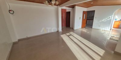 Atos Inmobiliaria vende este elegante apartamento ubicado cerca de la UPTC, en el barrio Rosales. Cuenta con 3 habitaciones, 3 baños, amplia sala-comedor, dos balcones con una vista excepcional a la ciudad, cocina integral, zona de ropas, estudio u oratorio y parqueadero de uso exclusivo. Con un área de 79 m², este espacio ofrece comodidad y funcionalidad en cada rincón. Disfrutarás de gas natural, calentador y clóset en cada habitación. Su ubicación estratégica, cercana a colegios, supermercados y transporte público, lo convierte en una opción práctica y accesible. ¡Contáctanos y agenda tu cita!