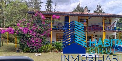Vende finca en guarne, sector santa elena ,a puerta  cerrada ,con sala comedor,4 alcobas, 3 closets,3 baños, estudio amplio,cocina integral con gas x pipeta,balcón social,zonas verdes, agua caliente en todos los baños,2 kioskos, a solo 150 metros de la vía principal ,rieles hasta la puerta de la finca, portón eléctrico , la casa es de dos pisos, parqueadero cubierto, agua caliente para lavar los platos ,cocina moderna en el segundo piso,la alcoba principal con más de 50 metros  con su baño privado y balcón privado con vista al bosque, también en el segundo piso hay un estudio amplio ideal para zona de trabajo, una sala amplia , el segundo piso está forrado en madera por dentro, Está distribuida asi : en el primer piso encontramos un baño social y tres alcobas una de ellas con baño y closets, tres televisores uno en la alcoba principal y otro en la sala ambos con decodificadores , otro televisor con acceso a internet sin decodificador en la alcoba del baño privado del primer piso,piso e