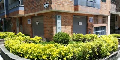 Se arrienda excelente local comercial ubicado en el sector Trianon – La Paz, Envigado, en el Edificio Montreal, sobre la Calle 45B Sur, Zona de alto flujo peatonal y residencial, ideal para diversos tipos de negocios.

El local cuenta con:

Espacio abierto de 45 m², con excelente distribución.

Baño independiente.

Cocineta funcional.

Lava escobas.

Piso en cerámica, fácil de limpiar y mantener.

Ubicación en esquina, ofreciendo mayor visibilidad y vitrinas en dos frentes.

Perfecto para tiendas, oficinas de atención, mini mercados, peluquerías, consultorios u otros tipos de comercio que necesiten buena exposición.
