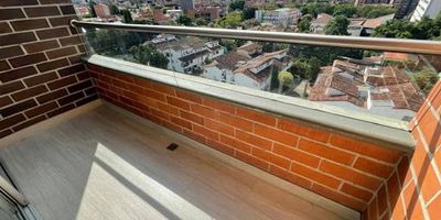 Vive en Envigado Otra Parte, uno de los sectores más apetecidos del municipio

Este apartamento de 90 metros cuadrados ofrece un ambiente moderno, amplio y con una distribución ideal para quienes buscan comodidad, ubicación y un estilo de vida práctico. Desde el primer momento, sus espacios llenos de luz natural y su diseño funcional te harán sentir en un lugar pensado para disfrutar.

Cuenta con una sala-comedor generosa, cocina integral con excelentes acabados, zona de ropas independiente, dos habitaciones con magníficos espacios, tres baños y un balcón perfecto para descansar o compartir. Incluye parqueadero privado y cuarto útil.

La unidad residencial ofrece completas zonas comunes para tu bienestar: juegos infantiles, salón social, piscina, turco, sauna y gimnasio. Todo en un entorno seguro, tranquilo y con acceso rápido a supermercados, colegios, transporte y servicios esenciales.

Un apartamento ideal para quienes desean vivir en un sector con alta valorización, rodeado de conveniencia y calidad de vida.