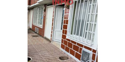 Casa en Venta en Bosque de Acuarela – Dosquebradas

InmoHogar te presenta esta hermosa casa ubicada en el tranquilo y acogedor sector de Bosque de Acuarela, un lugar ideal para vivir con comodidad, excelente iluminación y un entorno familiar rodeado de accesos estratégicos.

✨ Características principales:
    •    Acogedora sala-comedor con muy buena distribución.
    •    Cocina integral moderna, funcional y con excelentes acabados.
    •    Patio de ropas independiente.
    •    Cuatro habitaciones amplias y cómodas.
    •    Dos baños con acabados de calidad.
    •    En el último nivel encontrarás un espacio amplio perfecto para estudio, sala de estar o área social.
    •    Además, cuenta con una terraza con zona de ropas, ideal para disfrutar, descansar o personalizar a tu gusto.

? Ubicación estratégica:
Vive en un sector tranquilo, cerca de supermercados, restaurantes, transporte público y vías principales que facilitan la movilidad diaria.

¿Te gustaría conocerla en persona? Puedo ayudarte a coordinar una visita cuando desees.

✨ DESCUBRE TU NUEVO HOGAR CON INMOHOGAR ✨
