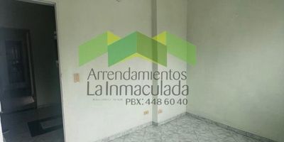 ¡Encuentra tu nuevo hogar!Apartamento ideal para disfrutar de Medellín
Ubicada en el privilegiado barrio Manrique, zona céntrica y llena de vida, te ofrecemos este acogedor apartamento. 
A solo minutos de los mejores colegios y centros comerciales de la ciudad. Ideal para estudiantes o profesionales que buscan comodidad y cercanía a todo. 
Cuenta con amplia sala para recibir visitas, cocina perfecta para los amantes de la cocina y un balcón que invita a disfrutar de los atardeceres manriqueños. 
Su posición estratégica en el piso 2 la hace muy bien ubicada, cerca de todo tipo de transporte público para moverte sin problemas. 
Un espacioso y luminoso closet organizado te dará la bienvenida. 
¡Ven a disfrutar de la mejor ubicación de Medellín en este acogedor apartamento! . 
No dejes pasar esta oportunidad, contáctanos hoy mismo para agenda una visita. ¡El futuro es tuyo en este nuevo hogar!
