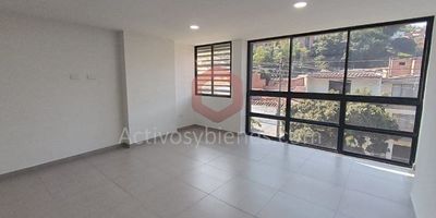 Arriendo apartamento en San Javier, 43MT, 1 alcoba, closet, 2 baños, cocina integral, red de gas, calentador, zona de ropas, ventanal grande con mirada  hacia la calle.Información sujeta a cambios. Las imágenes de muebles, enseres, decoración y demás elementos son una referencia.Arrienda Activos y Bienes, Inmobiliaria experta en administración, arrendamiento y venta de apartamentos, casas, locales, bodegas y oficinas en el Oriente Antioqueño, Medellín y toda el área Metropolitana.