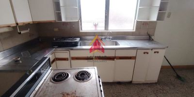 Casa en Arriendo – Andalucía, Cómodo y luminoso, con 130m² distribuidos en 4 habitaciones, 1 estudio, 3 closet, sala y  comedor, 2 baños, cocina integral red de gas con pipeta, zona de ropas, ducha eléctrica, balcón y pisos en baldosa. NO SE ADMITEN MASCOTAS, Ubicado cerca de colegios, parques y zonas de interés.Vive con tranquilidad y comodidad. ¡Contáctanos y agenda tu visita!MAVU 17.143 DE 2015 ENVIGADO // 118 DE 2020 SABANETA // 1794804 – ITAGÜÍ // 193-2023 BELLO // 202150185587 MEDELLÍN