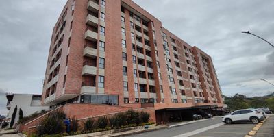 Acogedor apartamento de 58m2 en El Carmen de Viboral, Antioquia. esta ubicado en una zona de alta valoración y tranquila ofreciendo un ambiente ideal para vivir y descansar. Cuenta con 2 habitaciones, 2 baños, sala comedor, cocina, zona de ropas, además parqueadero y cuarto útil  se encuentra en un séptimo piso. Disfruta de una hermosa vista que ilumina los espacios y brinda una sensación de amplitud y bienestar