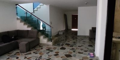 Casa comercial independiente en arriendo cerca a parque principal, supermercados, restaurantes, vías principales, y rutas de transporte público. Piso en baldosa, 6 espacios, 2 niveles, 3 baños, cocineta, cableado de red, patio y red de gas. inmuebles sujetos a verificacion de disponibilidad
