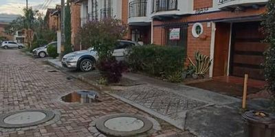 Se arrienda casa en la unidad abierta Pinolinda, municipio de La Ceja Antioquia.La casa unifamiliar en el primer piso cuenta con: sala-comedor, garaje con puerta eléctrica, baño social, cocina integral con red de gas, patio, cuarto útil. En el segundo piso se ubica: baño social, tres habitaciones, dos con closet y balcón, la principal con baño privado.La unidad se caracteriza por ser una unidad semi-campestre, muy tranquila, cerca al centro comercial Viva, con fácil acceso a transporte público.