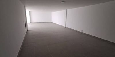 Local disponible para arriendo en manila, el poblado. dispone de un área de 120 m²; este local es bastante espacioso y bien distribuido. cuenta con un baño social, piso en cerámica y un garaje. está ubicado en una zona comercial con alto flujo automovilístico y peatonal, además de diversos establecimientos de comercio. Código de Abad Faciolince LOC825 Asesor Edison Cano 3016899366
