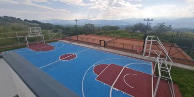 Lote con hermosa vista a Buga y Valle del Cauca, salida sur, Lomas del Albergue, condominio Albores, Libre diseño constructivo, tiene todos los servicios publicos disponibles, y  vías en perfecto estado, Zonas comunes ya construidas y en uso: Cancha de tenis, Cancha multiple, Piscina, Jacuzzi, salón scial, tanques de reserva, portería 24 horas, y Minimarket.
