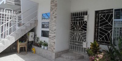 En el corazón de una tranquila zona residencial, se encuentra esta encantadora casa en venta. Con 4 habitaciones, 2 baños y 180 metros cuadrados, ofrece un amplio espacio para toda la familia. La cocina integral y la zona de ropas brindan comodidad y funcionalidad, mientras que la sala-comedor es perfecta para reuniones familiares. El estudio es ideal para el trabajo desde casa. Disfruta de la iluminación natural en cada rincón y relájate en la terraza o balcón. Con acceso pavimentado y transporte público cercano, esta propiedad es una joya en un entorno conveniente y acogedor. ¡No dejes pasar esta oportunidad!