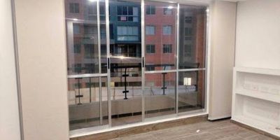 Buscas donde vivir? En Portada Inversiones te ayudamos ...Hermoso apartamento de aproximadamente 51 m2. Cuenta con sala comedor, 3 habitaciones, cocina sencilla, 2 baños, zona de ropas, balcón y parqueadero privado. El conjunto cuenta con zonas verdes, piscina, gimnasio, salón social y juegos infantiles las cuales son zonas comunes en proceso de entrega. Ubicado cerca al centro principal de Mosquera, a 15 minutos del Centro comercial Ecoplaza, Muy cerca al Mall Meridiano de Novaterra y Homecenter, posee gran facilidad de acceso a transporte público, cómodas vías de acceso como Calle 13 y Calle 80.  ¡Contáctanos! para agendar tu cita.

