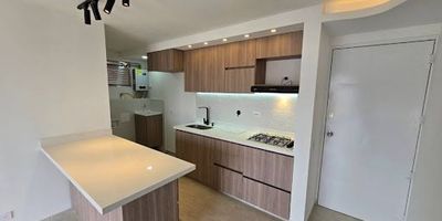 Descubre este acogedor apartamento en el conjunto origen del lago, Rionegro. con tres habitaciones, dos baños y parqueadero, ofrece espacios modernos y bien distribuidos que garantizan confort y practicidad. su ubicación privilegiada en un sector de fácil acceso te conecta rápidamente con el transporte público y el aeropuerto, ideal para quienes buscan movilidad y conveniencia. vive rodeado de un entorno tranquilo y seguro, con áreas comunes diseñadas para disfrutar en familia.
