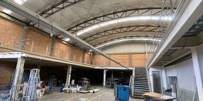 Estas en búsqueda de bodega para ubicar tu empresa ? ¡Tenemos la solución perfecta!
Ubicada en uno de los parques industriales en el municipio de Mosquera , una zona de alto valor logístico.
Excelente conexión con las principales vías del país, facilitando el transporte de mercancías a nivel nacional.
Acceso a Bogotá y a los principales centros de producción y consumo. Contáctanos para agendar la cita. 