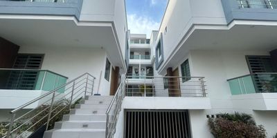 Apartamento para estrenar con buenos acabados, con un area de 64 m2, consta de sala, comedor, terraza, dos alcobas, dos baños, cocina integral, zona de labores, pisos en porcelanato, ubicado en el barrio Los Alpes, zona residencial.