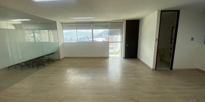 Oficina en arriendo en edificio empresarial, estratégica ubicación cerca a múltiples servicios complementarios del sector bancario, centros comerciales, rutas de transporte público, tiendas, almacenes de cadena y servicios complementarios del sector. Piso en madera, 3 espacios, 2 baños, cocineta, cableado de red, techo cielo raso, aire acondicionado central, útil y 3 parqueaderos cubiertos   Cuenta con ascensor, vigilancia, citófono, portería 24 horas, circuito cerrado de TV,inmuebles sujetos a verificacion de disponibilidad