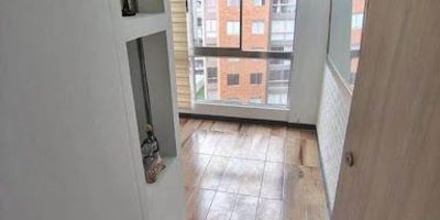 Hermoso apartamento de aproximadamente 48 m2. Cuenta con sala comedor, 2 habitaciones, cocina semi integral, 2 baños, zona de ropas, balcón y parqueadero privado. El conjunto cuenta con zonas verdes, piscina, gimnasio, salón social y juegos infantiles las cuales son zonas comunes en proceso de entrega. Ubicado cerca al centro principal de Mosquera, a 15 minutos del Centro comercial Ecoplaza, Mall Meridiano de Novaterra y Homecenter, posee gran facilidad de acceso a transporte público, cómodas vías de acceso como Calle 13 y Calle 80. ¡Contáctanos! para agendar tu cita.