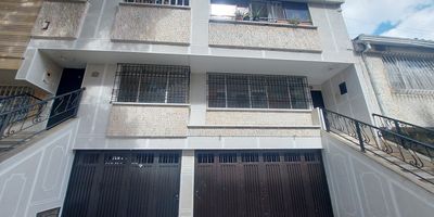 Hermosa casa vehicular disponible en Arriendo en el barrio DIAMANTE II, Área: 220 M2 construida, Consta de: 3 niveles. Primer nivel: Garaje cubierto con espacio para dos vehículos, en el segundo nivel Sala + Comedor + Cocina integral + alcoba del servicio + 2 Patios cubiertos + Estudio + Baño auxiliar. Tercer nivel Baño social + 4 Habitaciones con closet (la principal con baño privado). Informes inmobiliaria Cañaveral Parque SAS