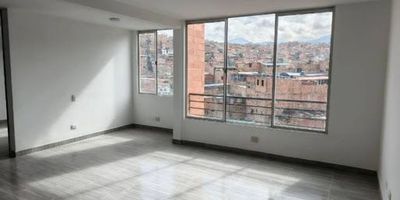 Acogedor apartamento en alquiler en Camino del Portal Usme.   Descubre este encantador apartamento situado en una zona tranquila y bien conectada de la ciudad, cerca de portal de Usme, Av Caracas y Av Villavicencio.     El inmueble ofrece un ambiente moderno, funcional y perfecto tanto para parejas, profesionales o estudiantes que buscan comodidad y buena ubicación.