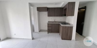 Se arrienda acogedor apartamento de 53 m² que ofrece un ambiente cómodo y bien distribuido. Cuenta con dos habitaciones con closet, dos baños, sala-comedor, balcón, cocina integral con red de gas, calentador y zona de ropas. El piso en cerámica aporta frescura y fácil mantenimiento, y el apartamento se encuentra ubicado en el segundo piso de la unidad Bosque Robledal que brinda seguridad y tranquilidad, además de contar con ascensor y portería 24 horas.La ubicación es estratégica, a solo 15 minutos del Parque de Rionegro, justo frente al colegio UCO Bilingüe y al Club Macarena, sobre la vía antigua hacia Guarne. Es una zona residencial y campestre que ofrece un entorno tranquilo, con acceso pavimentado, cercanía a supermercados, transporte público y colegios, y con conexión tanto a vías principales como secundarias. Un lugar ideal para quienes buscan comodidad y buen acceso a los servicios del municipio.