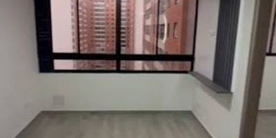 Se arrienda apartamento tipo media con 2 habitaciones, clóset, 1 baño, cocina semi Integral, equipada de calentador y red a gas. Está ubicado en una zona residencial tranquila y de alta valorización, cerca del Portal del norte, Éxito de la 170, colegio la Salle, con fácil acceso a transporte público y vías principales como autopista norte y calle 170. Ideal para quienes buscan comodidad, funcionalidad y una excelente ubicación en el norte de Bogotá. Inmueble no cuenta con parqueadero propio, el parqueadero es comunal el cual funciona por sorteo. 