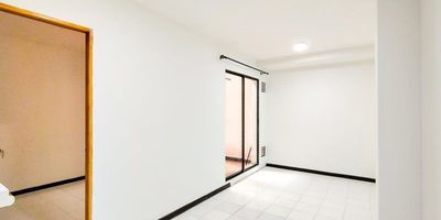 Te ofrecemos un confortable apartaestudio con excelente ubicación en el sector de Estadio. Este inmueble, de 35 metros aproximadamente, consta de sala comedor, una alcoba y un closet. Dispone de cocina integral con red de gas, un baño cabinado, patio, zona de ropas, citófono, y piso en cerámica. Además, goza de fácil acceso a vías principales y transporte público.