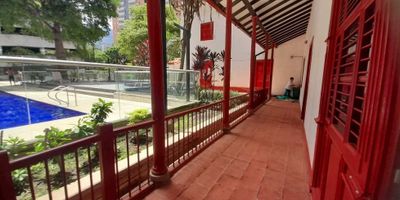 VENDO hermoso apartamento en exclusiva unidad, ubicada al frente del centro comercial Puerta del Norte, Flamingo, clínica Emsa y diagonal de la estación del Metro Niquia : Cuenta con un área de 66.08 mts2 Excelentes zonas sociales en la Urbanización HACIENDA NIQUIA * 3 Habitaciones con closet - 2 baños enchapados y encabinados en vidrio. - Hall de estudio. - Sala comedor - Cocina integral - Zona de ropas con calentador a gas. - Piso en porcelanato - Balcón con excelente vista- incluye Parqueadero privado y cubierto, además se le entrega CUARTO ÚTIL, la unidad tiene. - Áreas sociales: 2 Ascensores, Piscina – Sauna, turco – Salón social y gimnasio dotado, parque infantil, Unidad y apartamento con todas las comodidades. - Estrato: 4 vale la pena decir al frente del centro comercial Puerta del Norte, cerca a supermercados, cajeros electrónico, Bancos, farmacia, restaurante, cine, academias , fácil movilidad.