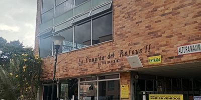 Acogedor apartamento de 55m2, 2 habitaciones, 2 baños, estudio, un diseño abierto y amplio con abundante luz natural. La sala y el comedor son ideales para relajarse o entretener a los invitados. 

En resumen, este es un apartamento luminoso y bien distribuido, en una ubicación dinámica y a un precio asequible. ¡No pierdas la oportunidad de hacerlo tu nuevo hogar!