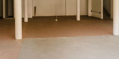 Bodega en arriendo en segundo piso ubicada en el tradicional barrio El Chagualo de Medellin, con un area de 164 m ideal para usos comerciales o de almacenamiento. Su estrategica cercania a la Universidad de Antioquia y a toda la Avenida Maracaibo garantiza un excelente flujo peatonal y vehicular, ofreciendo gran visibilidad y facil acceso. Un espacio funcional y bien ubicado para potenciar tu actividad comercial en una zona dinamica y de alto movimiento.Canon de arrendamiento mas IVA