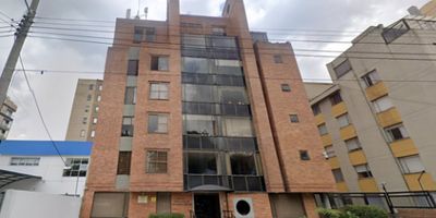 ? ¡Apartamento en venta en Cedritos – Edificio Villa Stella!

 

Te presentamos este acogedor y amplio apartamento ubicado en el quinto piso del Edificio Villa Stella, en el exclusivo sector de Cedritos, Bogotá D.C.

Con 77.45 m² de área construida, esta propiedad ofrece comodidad, funcionalidad y una excelente ubicación para quienes buscan vivir en una zona residencial tranquila, con fácil acceso a todo.

 

✨ Características del apartamento:

 

3 habitaciones con clósets

 

2 baños completos

Cocina integral y zona de ropas independiente

Sala-comedor con buena iluminación

1 parqueadero privado

? Beneficios del edificio:

Salón social para eventos

Seguridad 24 horas

Parqueadero para visitantes

Admite mascotas

Excelente conectividad y acceso vial

? Ubicación estratégica: Cerca de colegios, supermercados, zonas verdes y transporte público.

Una excelente oportunidad para vivir con seguridad, tranquilidad y comodidad en una de las zonas más apetecidas del norte de Bogotá.

? ¡Contáctame para agendar tu visita y enamórate de tu nuevo hogar! DUV-264 
