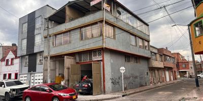 VENTA CASA SAN ANTONIO RQ20325
AREA.L:9X12.50: 109.50 M2 AREA.C: 332.70
1 NIVEL; 2 BODEGAS amplias de doble altura 
cada uno con baño pisos en concreto
2 NIVEL:  un apto de sala comedor, 4 alcobas
estudio, cocina semi integral, zona de ropas, 
3 NIVEL: terraza cubierta pisos en cemento
APTAESTUDIO, sala comedor, 2 alcobas, cocina, 
baño, cocina,pisos en ceramica. servicios completos