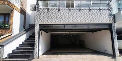 Casa para arriendo en Sabaneta, sector La Doctora, cuenta con un área de 300 m², distribuidos en cuatro niveles; primer nivel, antejardín, garaje doble, habitación, 1 baño. Segundo nivel; sala comedor, patio, cocina integral, 2 baños comunes, zona de ropas, gas por red, calentador. Tercer nivel 3 habitaciones, 3 baños, 1 vestier, 2 closets, jacuzzi en habitación principal. Cuarto nivel; terraza, 1 baño, sala de estar, piso en porcelanato.

Ubicado en unidad cerrada con portería y vigilancia las 24 horas, zonas comunes como; piscina, cancha, parque infantil, zonas verdes

$7.000.000