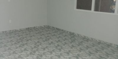 Apartamento 409:  

**Características del inmueble**:  
  - Sala-comedor amplia.  
  - Dos habitaciones: una principal amplia y una secundaria de tamaño estándar.  
  - Cocina.  
  - Patio de ropas.  
  - Un baño.  

**Canon de arrendamiento**: $1.200.000 (no incluye administración).  

CONDICIONES
  NO se permiten mascotas
  REQUISITOS: 

    1. Codeudor con finca raíz.  
    2. Certificación laboral de ingresos.  
    3. Certificación bancaria.  
    4. Fotocopia de la cédula de ciudadanía del tomador.  
    5. Dirección para notificaciones.  
    6. Correo electrónico y número telefónico de contacto.