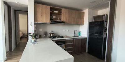 Este apartamento en venta se encuentra en el Conjunto Residencial Parque de la Alameda, ubicado en Usaquén, Bogotá D.C. En el piso 17 con vista exterior. El inmueble cuenta con 2 habitaciones, y 2 baños completos 1 Parqueadero y 1 deposito . Además, dispone de un amplio balcón con espacio para un asador, ideal para disfrutar de reuniones al aire libre. El conjunto ofrece diversas comodidades como gimnasio, juegos infantiles, salón de eventos, bodega y 2 plazas de aparcamiento. Con una superficie total de 68 m² y una excelente condición, esta propiedad es una excelente opción para aquellos que buscan un hogar cómodo y funcional. Estrato 4 con administración de 293.000 DUC-347 
