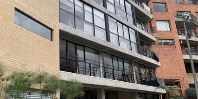 Apartaestudio amoblado en arriendo, ubicado en un séptimo piso, con vista hacia el exterior, con alcoba abierta con baño, sala comedor con balcón, cocina abierta con mesón, zona de lavandería independiente por dos puertas de vidrio.
canon incluye administración, 
Edificio con vigilancia 24-7, portería con sala estilo lobby, circuito cerrado de tv. ascensor, escaleras de emergencia, Gym, parque infantil, zona verde para las mascotas.