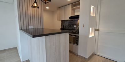 Apartamento en arriendo en la ceja.

Este acogedor espacio combina modernidad, comodidad y una ubicacion privilegiada a solo 8 minutos del parque principal. Ubicado en un conjunto residencial moderno y seguro, ofrece tranquilidad, silencio y un ambiente ideal para el dia a dia.

El apartamento cuenta con excelente iluminacion natural y espacios disenados para aprovechar la luz y la ventilacion, creando una atmosfera calida y agradable. Ademas, dispone de parqueadero comunal.

Perfecto para quienes desean vivir cerca de todo, en un entorno sereno y con una conexion autentica con la naturaleza.

Contactanos para brindarte mas informacion!