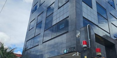 Oficina en arriendo – Esquinera, iluminada y con excelentes espacios comunes en edificio inteligente
Ubicada en el cuarto piso de un moderno edificio empresarial inteligente, esta oficina es esquinera, lo que le permite recibir luz natural en las tardes, generando un ambiente cálido y productivo.
 Características de la oficina:
Área funcional con 4 divisiones de trabajo en vidrio, ideal para oficinas privadas o salas de reunión, Cocineta integrada,Baño privado, Ventaneria con cortinas instaladas, un parqueadero privado incluido.
-Características del edificio:
Acceso inteligente con tarjetas personalizadas
Lobby con recepción y portería
Circuito cerrado de TV y seguridad 24/7
Dos ascensores modernos
Escaleras de emergenciaAmplia terraza con cocina y comedor
Dos ofs. de coworking. Gym. al aire libre, Parqueaderos para visitantes con cobro.
Locales ccial en el primer piso, cuyos arriendos contribuyen a la amortización de los gastos comunes del edificio
¿ Canon incluyen admon.