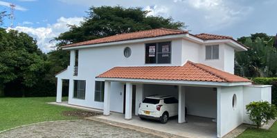 El lote cuenta con 1100 m2 planos y una construccion de 320 m2. La propiedad ofrece amplios espacios interiores y excelente iluminacion natural.

La casa tiene cuatro habitaciones, todas con aire acondicionado, baño y closets. La habitacion principal cuenta con vestier y balcon con vista a la zona verde. Salon comedor muy amplios, cocina integral, biblioteca, baño social, alcoba del servicio con baño y zona de ropas.

Parqueadero cubierto para dos carros y espacio descubierto para 2 a 4 vehiculos. Zonas verdes en todo el contorno y porteria 24 horas.

Valor de venta 1.200.000.000. Se recibe propiedad en Medellin preferiblemente en el oriente antioqueño.