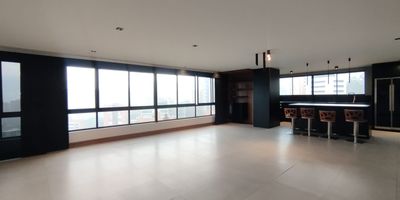 Descubra este espectacular apartamento de 180 metros cuadrados, una joya residencial ubicada estrategicamente al lado del Mall Verona, justo en la concurrida Transversal Inferior.
Caracteristicas Destacadas:
Ubicacion Premium: En el corazon de la zona residencial mas tranquila y cotizada de El Poblado.
Espacio y Comodidad: 180 m perfectamente distribuidos para el confort.
Amenidades: Disfrute de amplias zonas verdes y un parque infantil ideal para la familia.
Estacionamiento: Incluye un parqueadero privados.
Almacenamiento: Cuenta con un practico cuarto util para organizar sus pertenencias.
Este inmueble combina la tranquilidad de un sector residencial con la comodidad de tener servicios, compras y entretenimiento a solo unos pasos. Una oportunidad unica!