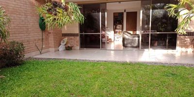 Venta de hermosa casa con espacios muy amplios, muy iluminada tiene 4 habitaciones, mas alcoba de servicio, la principal con Vestier y baño tiene 6 baños tres Vestier un cuarto de linos, salón de Lobby,  balcón interior medio cubierto y medio descubierto, 4 parqueaderos el cuarto de Lobby tiene salida a una terraza cubierta y después a una zona verde de 7X3mts2 , tiene dos niveles y un subnivel .

ZONAS COMUNES 

La unidad tiene salón social, juegos infantiles, piscina para adultos y niños portería 24 horas, parqueadero de visitantes

UBICACION 

A tres minutos del l Mall de la frontera,  a 4 minutos del Mall de San Lucas,  a tres minutos de la avenida del poblado y a cinco a la regional , a 4 minutos de la avenida las vegas, a 9 8 minutos a la estación Ayurá y también aguacatal cerca de Supermercados como Euro, Carulla la Vaquita fácil salida a la avenida el poblado y a la trasversal intermedia,  a dos minutos del colegio Benedictinos,  a cinco minutos del Colegio Montessori.