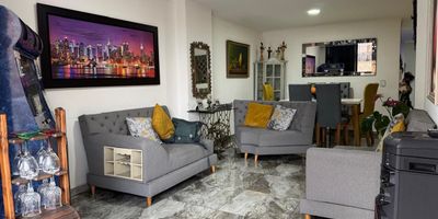 ¡Apartamento en Venta en Envigado – Excelente Ubicación y Amplios Espacios!

Área: 155m²
Ubicación: Segundo piso con ascensor – un apartamento por piso

Características del inmueble:

4 alcobas + estudio

Sala-comedor espaciosa

Cocina abierta moderna

Balcón con buena vista

2 patios interiores, ideal para iluminación y ventilación natural

2 baños

Parqueadero privado

Ubicación estratégica:

A solo 4 minutos del parque de Envigado

Cerca de supermercados, zonas bancarias y servicios

Próximo a la Avenida del Poblado y la Regional

A solo 6 minutos del Centro Comercial Viva Envigado