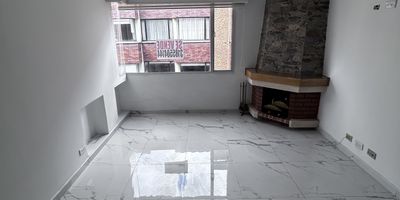 ¡Oportunidad única! Se vende un amplio apartamento de 80m² con 3 cómodas habitaciones, sala con chimenea, cocina independiente, cuarto de servicio, 3 baños, 2 parqueaderos propios y una distribución perfecta para la vida familiar.

Características del apartamento:
3 amplias habitaciones
Sala con chimenea para disfrutar de momentos acogedores en familia
Cocina independiente amplia y funcional
3 baños
2 parqueadero cubiertos
Ubicado en un cuarto piso con excelente iluminación y vistas

Características del conjunto residencial:
Seguridad 24/7 con vigilancia y acceso controlado
Salón comunal, cancha de squash, ping pong y gimnasio
Áreas comunes tranquilas y rodeadas de naturaleza, ideales para relajarse
Espacios para niños dentro del conjunto

¿Qué hay cerca?
Comercios: Centro comercial Porto Alegre cruzando la calle. A 7 minutos caminando encontrarás el centro comercial Parque la Colina y el éxito de la Colina. En carro a 10 minutos llegarás al centro comercial Bulevar.
