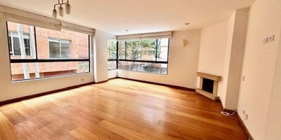 Apartamento en venta de 100,80 m2, ubicado en el Rincón del Chicó. Zona social amplia, sala y comedor con chimenea. Cocina integral amplia, zona de lavandería.3 habitaciones, la principal con baño y vestidor.  La 2 y 3 comparten un baño independiente. Baño social. dos parqueaderos en servidumbre y depósito. El edificio cuenta con CCTV, vigilancia las 24 horas. Planta Eléctrica parcial.  Baños y cocina remodelados