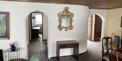 Amplia casa ubicada en Contador a pocas cuadras de la Calle 134 y la 140. La casa cuenta con cerramiento externo, dos niveles. 5 habitaciones y 3 baños. 4 parqueaderos. La casa cuenta con patio y terraza,