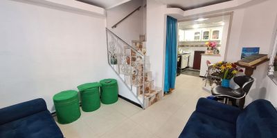 CODIGO 9629FR427: Hermosa casa en venta en conjunto cerrado , ubicada en la localidad de Fontibon barrio Recodo, en conjunto cerrado de 1200 casas , a pocas cuadras de la calle 13, con paradero de alimentador de transmilenio y sitp al frente del conjunto.

Consta de 3 niveles, 4 habitaciones, 2 baños, sala separada de comedor, cocina integral, zona de lavanderia , parqueadero comunal.

El segundo nivel se encuentra ampliado.

Unico propietario, 22 años de antiguedad, sin ningun gravamen.

Parqueadero comunal

EXCELENTE OPORTUNIDAD DE INVERSION

Valor $220.000.000 NEGOCIABLES

Admon $47.000

SOLO APLICA PAGO EN EFECTIVO

 
