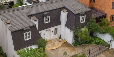 Ubicada en una de las zonas más exclusivas y seguras de Bogotá, esta propiedad representa una excelente oportunidad de inversión inmobiliaria. Aunque requiere remodelación, su ubicación privilegiada y sus amplios espacios la convierten en una opción ideal para una residencia diplomática, sede de embajada o empresa multinacional. Cuenta con acceso por dos calles, lo que ofrece comodidad, movilidad y privacidad. Se encuentra en un sector tranquilo, con bajo tráfico y cercanía a vías principales, restaurantes, el centro financiero y supermercados. Su estructura sólida y versátil permite adaptarla fácilmente a nuevos diseños arquitectónicos. Además, dispone de un jardín privado y seis parqueaderos. Con una visión moderna de remodelación, esta casa puede transformarse en una residencia de alto nivel, perfecta para embajadas, familias o inversionistas que buscan una propiedad con gran potencial en el corazón de Bogotá.